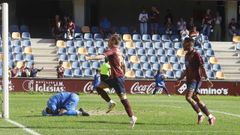 Yelko Pino, celebrando con un salto su gol de penalti.