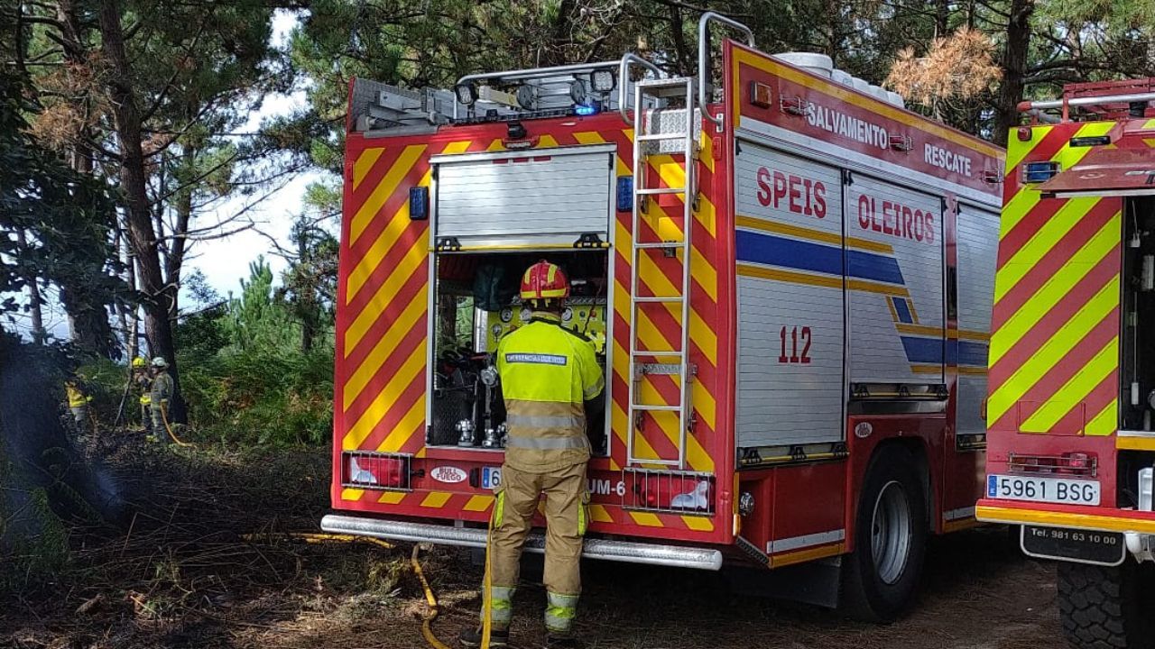 Un incendio próximo al puerto de Dexo obliga al despliegue de Emergencias de Oleiros