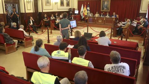 Trabajadores de Emafesa acudieron a la sesi�n plenaria tras protagonizar una protesta en el exterior del Concello.