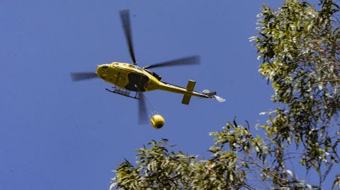El helic�ptero, trabajando esta tarde en Laxe. Tambi�n se ha movilizado uno para Anos
