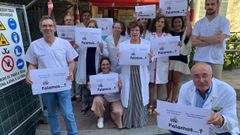 El personal de los centros de salud (en la imagen, Colmeiro) se ha concentrado este mediod�a con letreros que dicen �Falamos...?�
