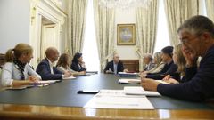 Jos� Manuel Pichel, en primer t�rmino, a la derecha, en una Xunta de Goberno en junio del 2019