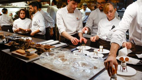 El equipo de cocina preparando los platos del menú degustación del Disfrutar