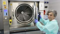 Las lavadoras de tambor solo se ocupan de unos 200 o 300 kilos de los m�s de 3.000 que se limpian al d�a en el hospital Naval. 