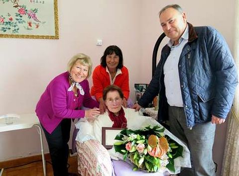 El alcalde, Jos Manuel Varela, con Blandina y sus hijas Ana y Pilar.