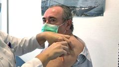 Ram�n Ares, gerente del �rea sanitaria provincial lucense, vacun�ndose contra la gripe el 6 de octubre