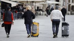 Turistas portando maletas en el centro de A Coru�a.