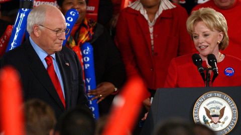 Dick Cheney y su mujer, Lynne, en un mitin tras un debate con el candidato a vicepresidente demócrata del año 2004, John Edwards