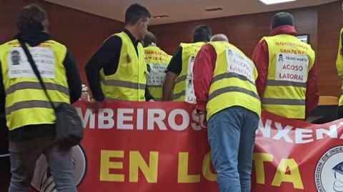 Protesta de los trabajadores de Emerxencias en el pleno de Sanxenxo