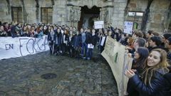 Los estudiantes se concentraron delante del Rectorado para apoyar a sus representantes