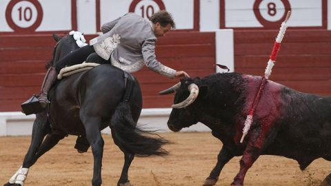 El picador Hermoso de Mendoza con uno de sus toros durante un festejo mixto de la Feria de Begoña, con reses de las ganaderías de Romao Tenorio y Zacarías Moreno, este martes en la Plaza de Toros de El Bibio