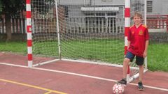 Diego, en el patio del IES Ferrol Vello con un bal�n de f�tbol, su gran pasi�n
