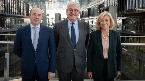 De izquierda a derecha, los consejeros delegados de OHLA, Jos Antonio Fernndez Gallar; de Endesa, Jos Bogas; y de Bankinter, Dolores Dancausa