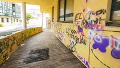 Numerosas pintadas afean el casco antiguo de Cee