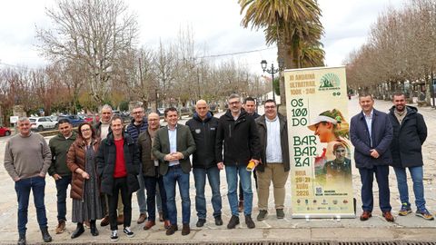 La directiva del club y representantes de los concellos por los que discurrir� la prueba posan en la Alameda de Noia.