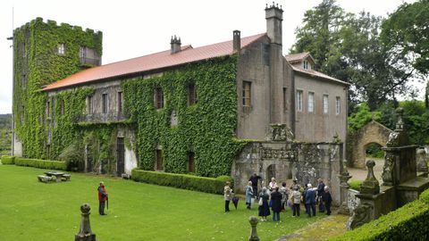 El pazo de Meir�s fue construido fue construido entre 1893 y 1907 por iniciativa de Emilia Pardo Baz�n, sobre los restos de una antigua casa solariega de su familia de 1809