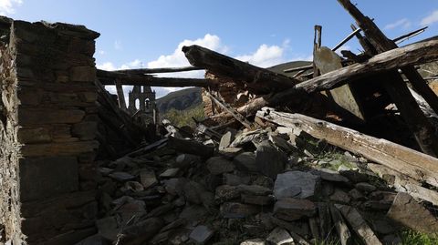 Las ruinas marcan el entorno de Santoalla, en Petn