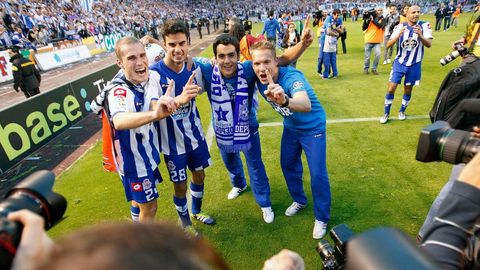 Los canteranos del Deportivo celebran el ascenso en la temporada 2011/2012