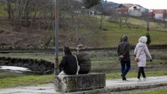 Pensionistas paseando por Noia. 