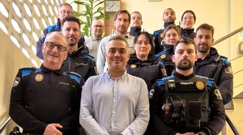 V�ctor Nieto Mart�nez, a la derecha de la imagen. Junto a �l, el alcalde de Carballo, Daniel P�rez y su padre, el tambi�n polic�a, V�ctor Nieto.