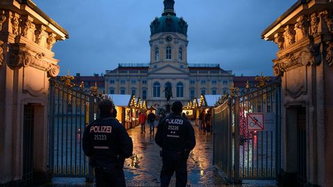 La Policía patrulla un mercado navideño en Berlín.