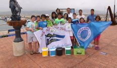 Un grupo de alumnos posando con sus monitores en Cabo. 