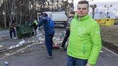 Jos� Veiga, na ma�� do domingo, xa nas horas finais da limpeza do entorno do recinto central da Mikaela