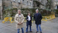 Rafa Domnguez, Pepa Pardo y Pedro Puy, ante la balaustrada derribada del antiguo edificio de Hacienda en Pontevedra