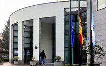 Las banderas del consistorio de As Somozas ondean a media asta en memoria de Candocia.