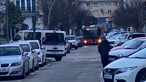 Bus atascado en la avenida de Os Mallos