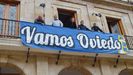 Pancarta de apoyo al Real Oviedo colgada en el Ayuntamiento