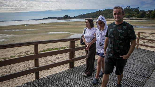 Enzo, un ni�o de Boiro con autismo severo, y sus padres.Enzo, un ni�o de Boiro con autismo severo, y sus padres