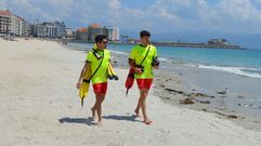 Socorristas en la playa de Silgar, en Sanxenxo, en una foto de archivo