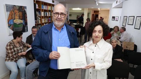 Presentacin. Os investigadores Manuel Ferreiro Fernndez e Leticia Eirn Garca amosan un exemplar do volume Universo Cantigas I. Cantigas de amor, que chegou s libraras da man do servizo de publicacins da UDC. O encontro celebrouse este mrcores na Corua na sede da asociacin cultural Alexandre Bveda. 
