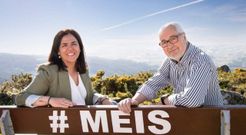 La alcaldesa de Meis, Marta Gir�ldez, junto a Ram�n Abal, que cerr� la candidatura socialista en las pasadas elecciones