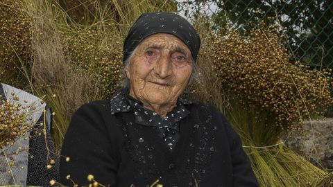 Pilar, rodeada de liño, en una imagen realizada cuanto tenía 98 años: lo había trabajado una buena parte de su vida
