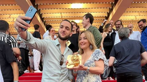 El autor del himno del centenario, C. Tangana, y la presidenta del Celta, Mari�n Mouri�o, con el premio otorgado al Celta en los Cannes Lions Awards del 2024.