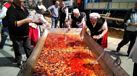 Gran fabada en la Comida en la Calle de Avil�s.Gran fabada en la Comida en la Calle de Avil�s