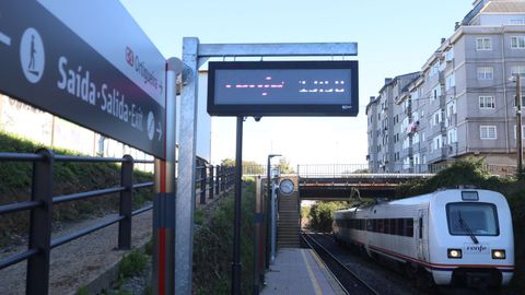 El tren que realiza el trayecto Ferrol-A Coru&ntilde;a, este mi&eacute;rcoles a su paso por el apeadero del barrio ferrolano de San Xo&aacute;n.