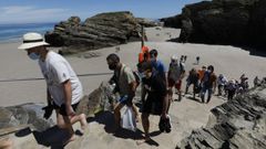 La playa de As Catedrais se vuelve a llenar de gente con mascarilla