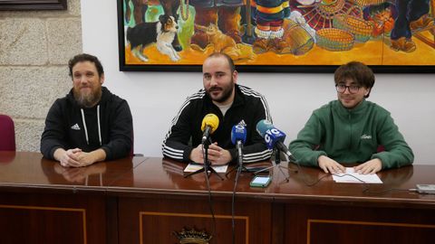 El concejal de Cultura de O Carballi�o, Diego Fern�ndez, con los miembros de Sustinea que imparten el curso.