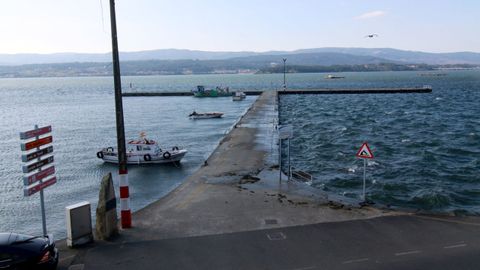 La batea donde la cofrad�a guardaba la cr�a de almeja est� fondeada cerca de uno de los muelles de Rianxo, como puede verse al fondo en esta imagen de archivo