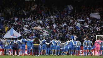 Los jugadores del Deportivo celebran con su afici&oacute;n el triunfo ante el Albacete