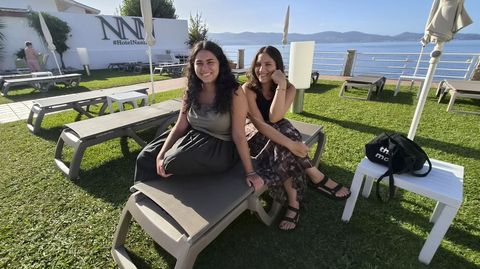 Flavia Marsano y Mar�a Mart�nez, que viven en Madrid, conocieron Sanxenxo por primera vez este agosto