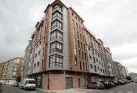 El sector acusa la competencia de los bancos, que ofrecen en el mercado bloques enteros. 