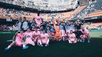 Los futbolistas del Celta, con el ritual de Radu haciendo el pino m�s Aidoo saltando, celebran el triunfo ante el Valencia sobre el c�sped de Mestalla.