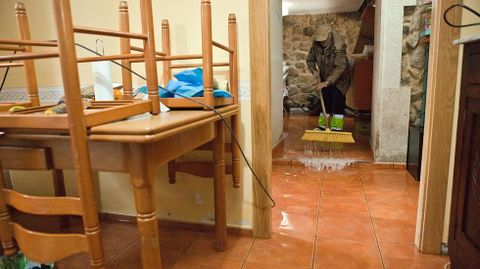 Alicia Cardama, vecina del lugar de Lamas-Extramundi, en Padrón, ha sufrido la segunda inundación en su casa en menos de una semana.
