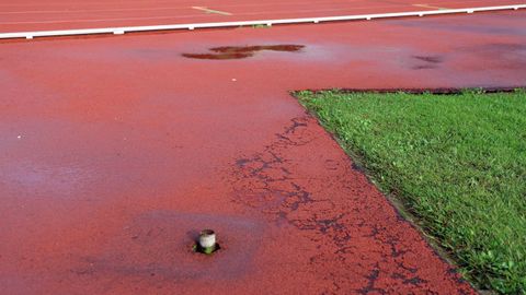 ABANDONO, DESPERFECTOS EN LA PISTA DE ATLETISMO DEL CAMPO MUNICIPAL DE A ALTA. POR LO QUE PERDIO LA HOMOLOGACION