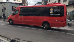 El nuevo bus rural estará pintado de rojo, como el que ya presta servicio en el casco urbano de Monforte