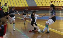 Laura Fern�ndez pugna por el esf�rico ante una de las jugadoras ilicitanas. 